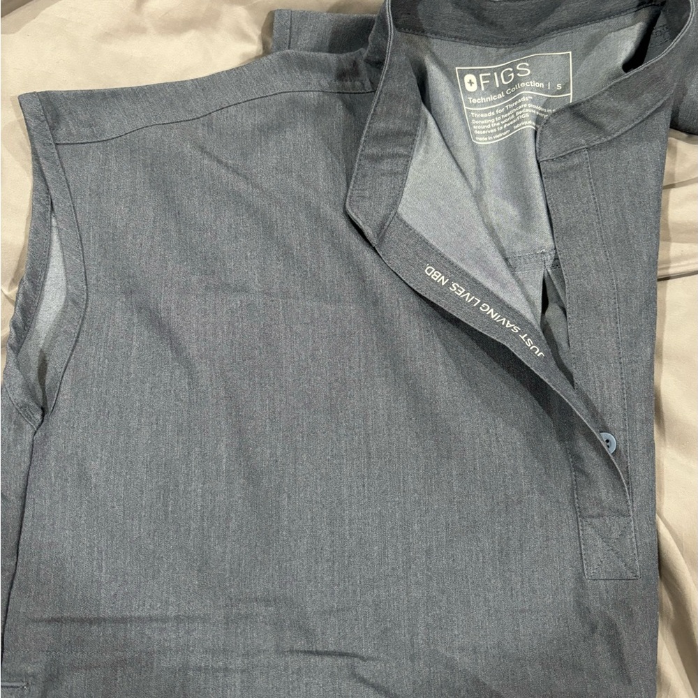 Women’s Figs used Rafaela Oversized Scrub Top
Graphite